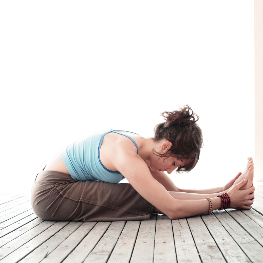 Istuma-asennossa eteenpäin taittaminen Paschimottanasana