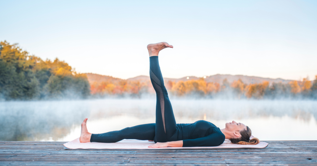 Makuuasento kädestä isoon varpaaseen Supta Padangusthasana