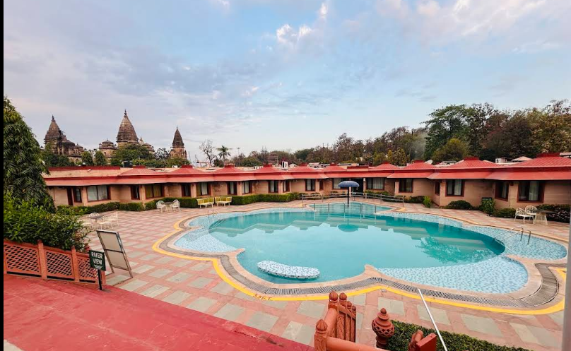 beautiful swimming pool at orchha resort - swimming pools at orchaa