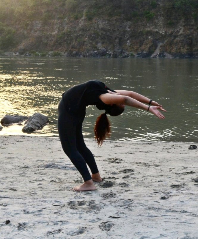 yoga-teacher-ayushi-singh