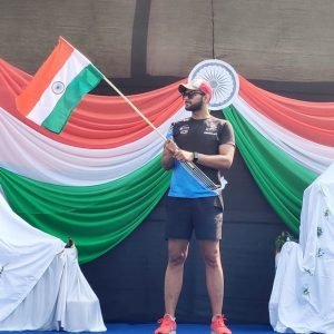 marathoner-waving-indian-flag